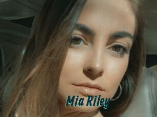 Mia_Riley